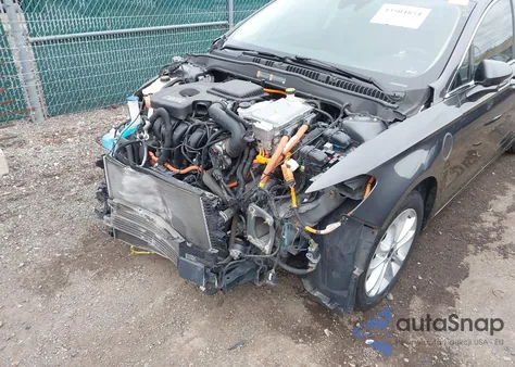 2019 Ford Fusion Energi Titanium z USA, uszkodzony, nr VIN 3FA6P0SU5KR218031